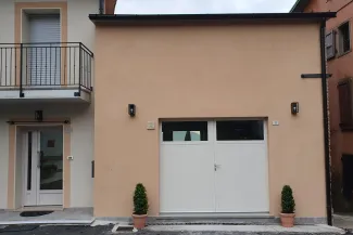 FACCIATA CON ALBERELLI